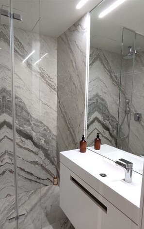 Een douche, een haardroger, handdoeken, zeep
