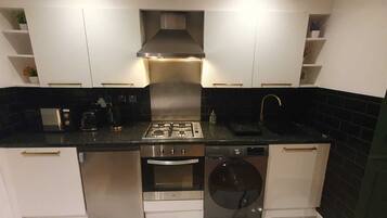 Kjøleskap, mikrobølgeovn, ovn og kokeplater