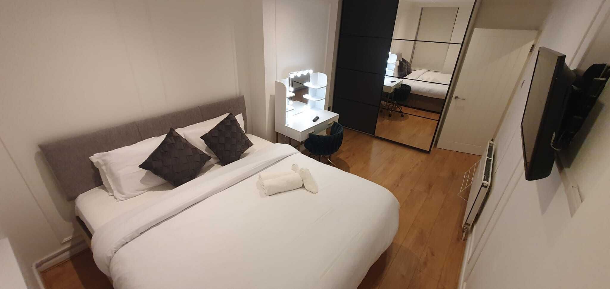 2 bedrooms, desk, iron/ironing board, WiFi