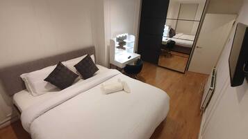 2 bedrooms, desk, iron/ironing board, WiFi