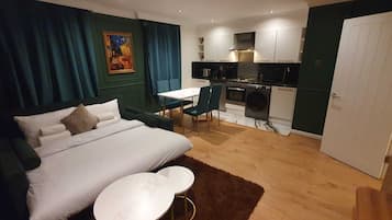 2 bedrooms, desk, iron/ironing board, WiFi