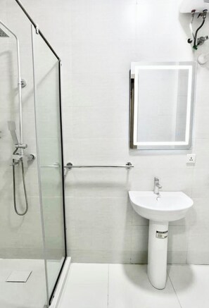 تجهيزات دش، مجففات شعر، مناشف، صابون