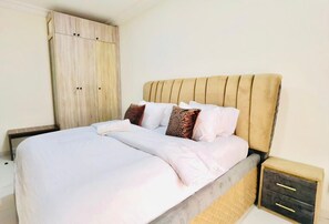 2 habitaciones, tabla de planchar con plancha, wifi y ropa de cama