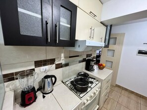 Kühlschrank, Mikrowelle, Ofen, Wasserkocher mit Kaffee-/Teezubehör