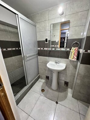 Haartrockner, Handtücher, Seife, Shampoo