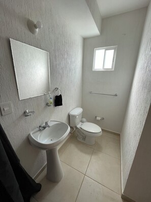 Maison de base, balcon, vue sur la ville | Salle de bain | Baignoire et douche séparées, serviettes fournies, papier de toilette