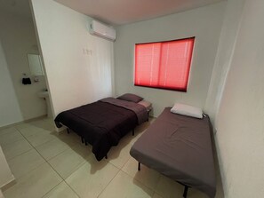 Maison de base, balcon, vue sur la ville | Vue de la chambre