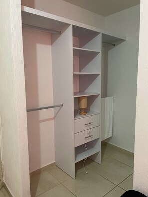 Casa básica, sacada, vista para a cidade | Área de estar