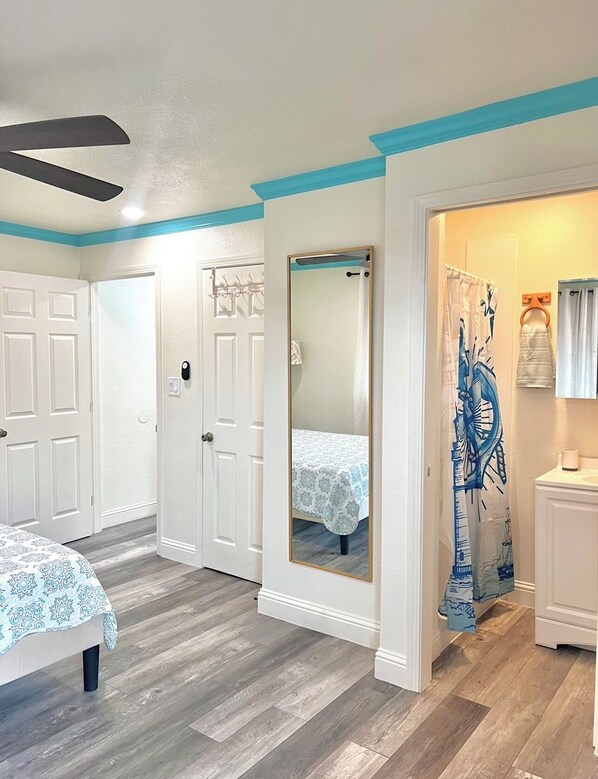 2 bedrooms, WiFi, bed sheets - Steps to the beach- 4 min walk! (Santa Cruz)