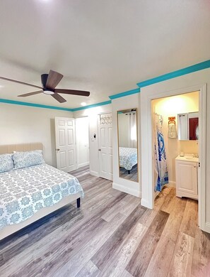 2 bedrooms, WiFi, bed sheets - Steps to the beach- 4 min walk! (Santa Cruz)