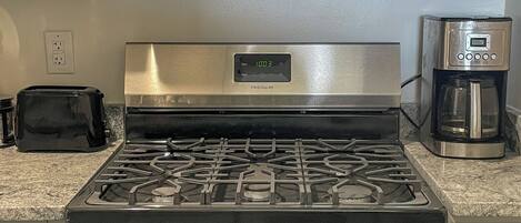 Kjøleskap, mikrobølgeovn, ovn og kokeplater