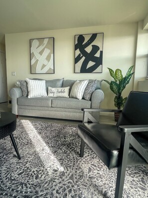 Smart TV, video library - City View  1-bedroom spacious suite in WiFi, AC and (East Orange)