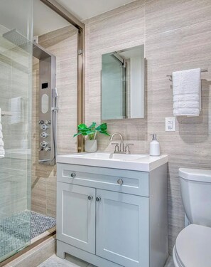 Shower, towels, soap, toilet paper - City View  1-bedroom spacious suite in WiFi, AC and (East Orange)