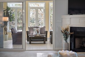 Smart TV, books - 3BR Coastal Retreat – Weekly & Monthly Rentals Available! (Lewes)