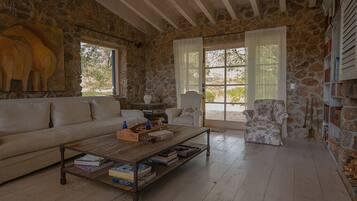 TV, peis, bøker og musikkbibliotek