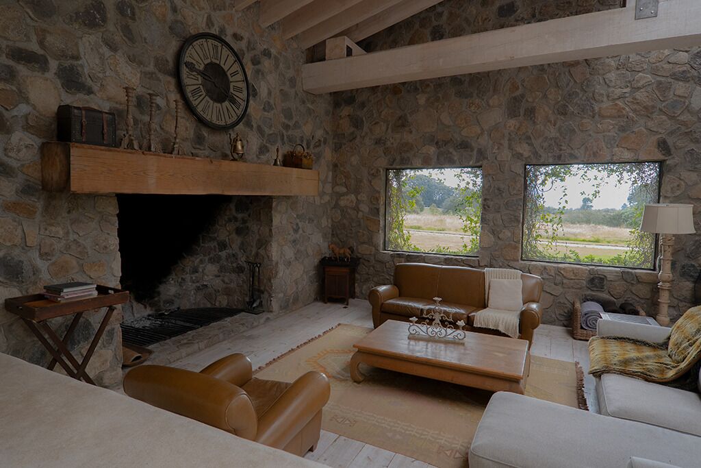 TV, caminetto, libri, biblioteca musicale