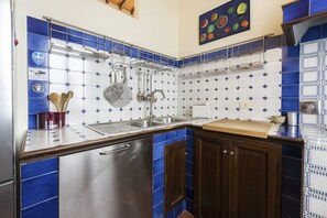 Fridge, stovetop, dishwasher, coffee/tea maker