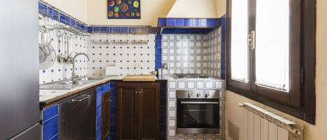 Réfrigérateur, plaque de cuisson, lave-vaisselle, cafetière/bouilloire