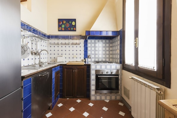 Fridge, stovetop, dishwasher, coffee/tea maker