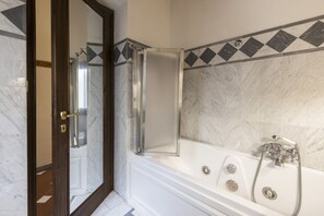 淋浴設備、風筒、坐浴桶、提供毛巾