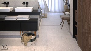 Un baño moderno con un espejo grande, dos lavamanos, un perchero para toallas y una zona de ducha.