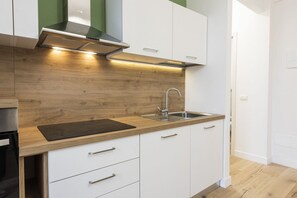 Fridge, oven, stovetop, dishwasher