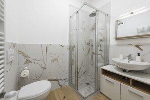 Shower, hair dryer, towels, shampoo