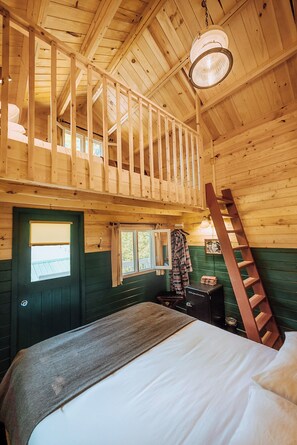 2 bedrooms, iron/ironing board, WiFi, bed sheets - The Tacklebox on Lake Champlain, Sauna & Hot Tub, near Middlebury (Bridport)