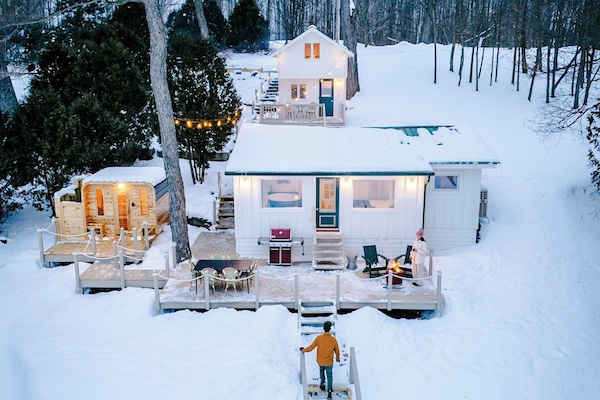 Year-round lakeside treehouse