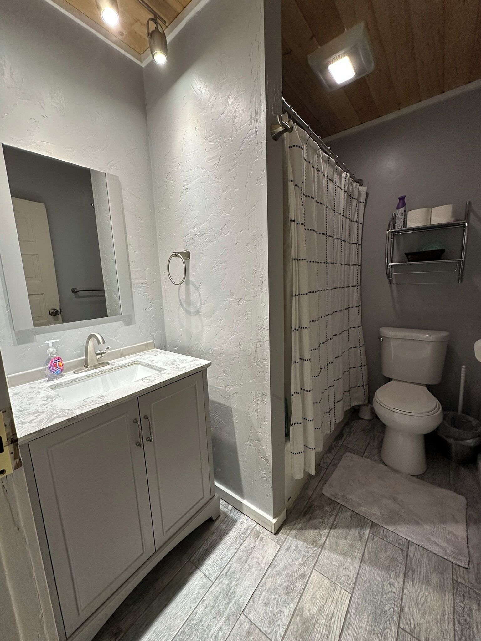 Haartrockner, Handtücher, Seife, Toilettenpapier