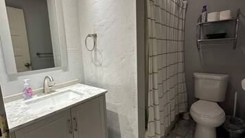 Haartrockner, Handtücher, Seife, Toilettenpapier