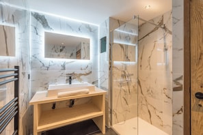 Dusche, Haartrockner, Handtücher