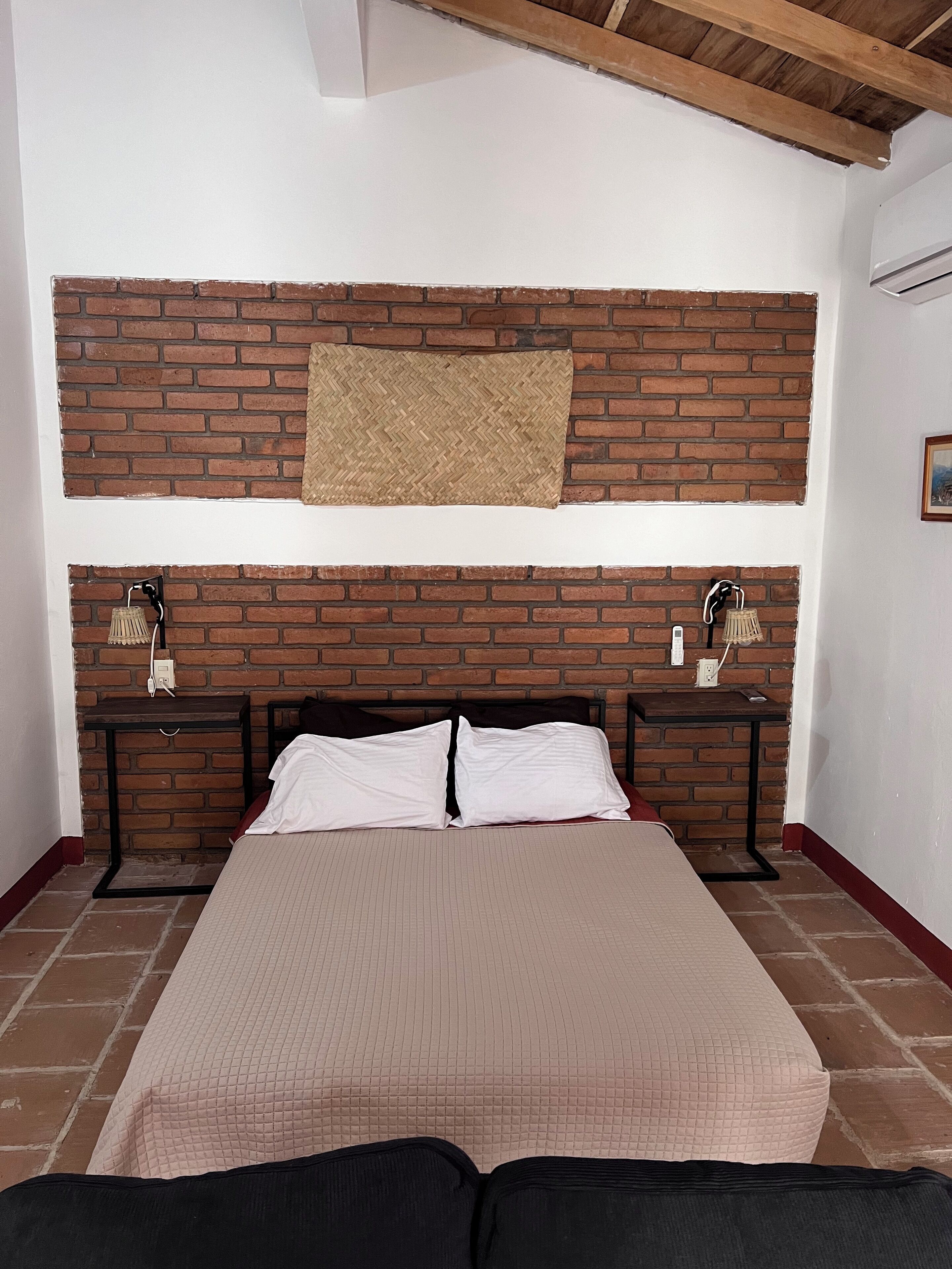 1 habitación, tabla de planchar con plancha, wifi y ropa de cama 