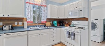 5-BR Home w/ Deck | Big Backyard | Sleeps 14