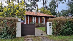 A house with a red-tiled roof, a wooden gate, and a mailbox. - CAPBRETON. Villa ALAMEAT with garden for 6 people. Free Wifi. (CAPBRETON)