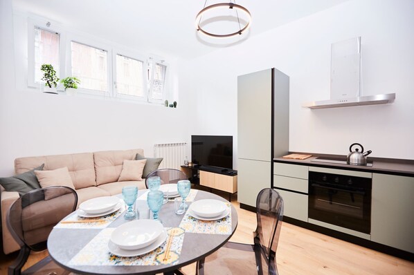 TV - New and Modern apartment 3 steps from Duomo (MILANO)