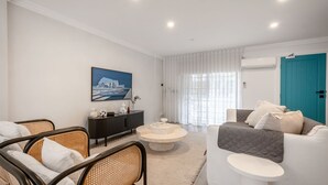 A modern living room with a sofa, chairs, a coffee table, and a painting on the wall. - The Euston Social in Alexandria (Alexandria)