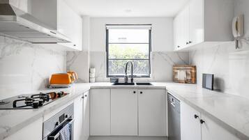 Fridge, microwave, oven, stovetop