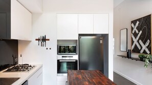Kühlschrank, Mikrowelle, Ofen, Herdplatte