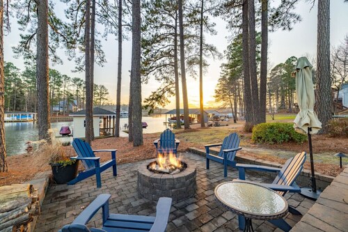 Lake Gaston Retreat | Dock, Firepit & Kayaks