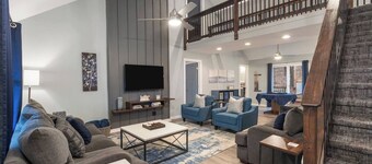 5BR Near The Strip & Landing | Scenic & Spacious