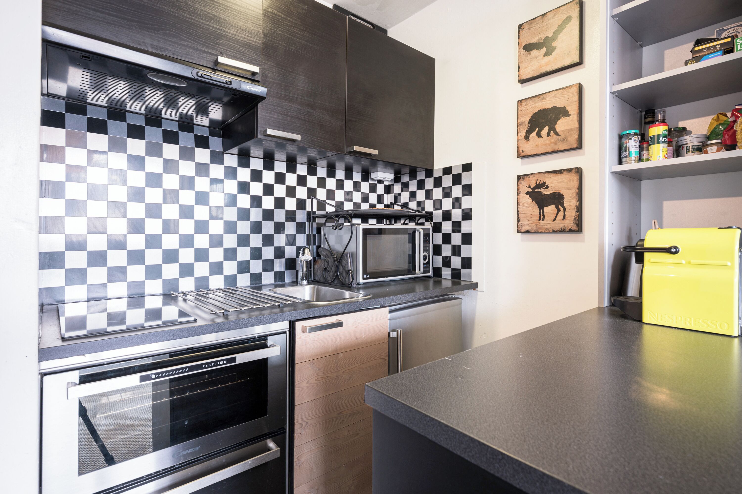 Réfrigérateur, micro-ondes, four, plaque de cuisson