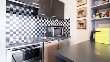 Réfrigérateur, micro-ondes, four, plaque de cuisson
