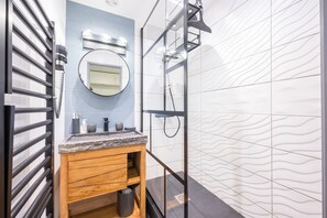 Dusche, Haartrockner, Handtücher