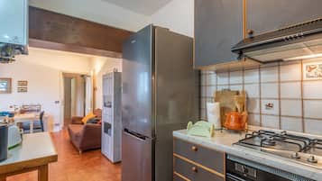 Kjøleskap, ovn, kokeplater og kaffetrakter/tekoker