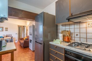 Fridge, oven, stovetop, coffee/tea maker - Apartment 'Poggio Della Capannina Di Castellina in Chianti' with Private Garden and Wi-Fi (Castellina in Chianti)