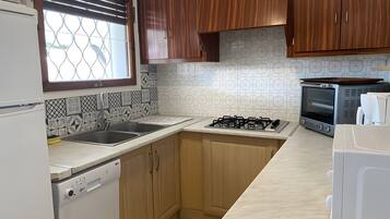 Refrigerador, placa de cocina, cafetera/tetera, tostadora