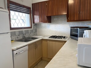 Geladeira, cooktop, cafeteira/chaleira, torradeira