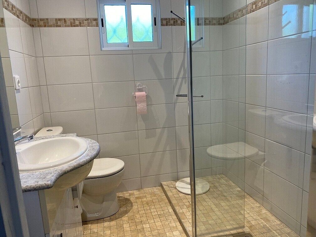 Shower, towels