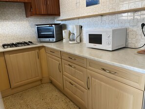 Kühlschrank, Herdplatte, Wasserkocher mit Kaffee-/Teezubehör, Toaster